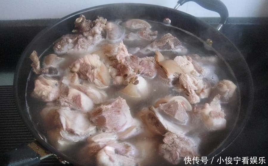 做羔羊的时|炖羊肉时,切记“3放4不放”,否则羊肉越炖膻味越重,汤不鲜