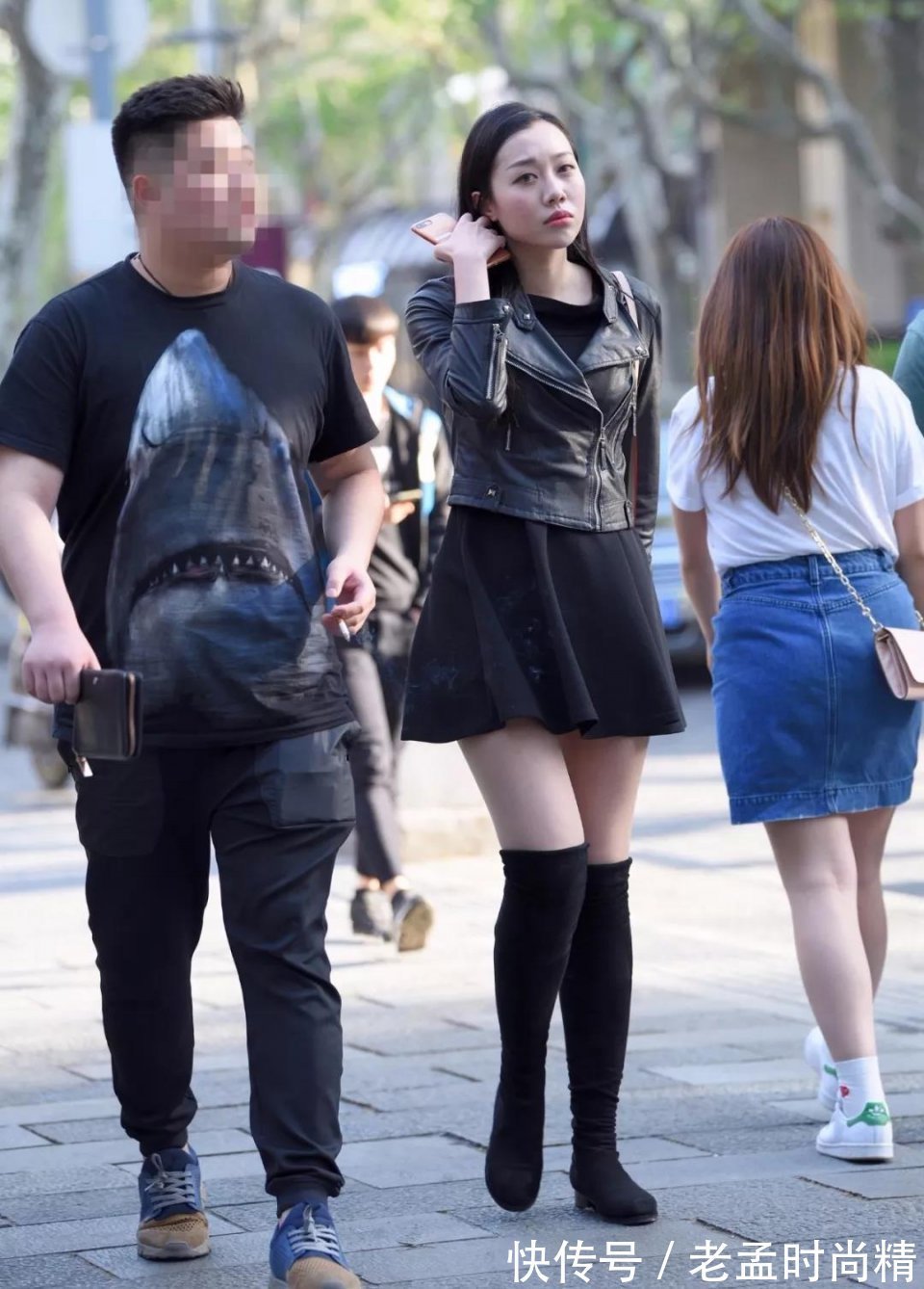 打底裤 街拍: 气质酷酷的一位黑裙美女, 肉色打底裤搭黑色长筒靴性感靓丽