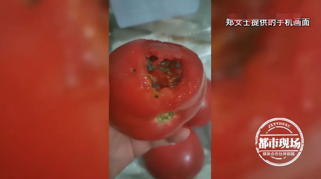 女子咬了口西红柿，里面的东西让她吐了