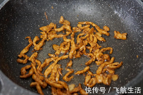 炒蒜苔,直接下锅炒就错了,多加一步,蒜苔翠绿不发黄,好吃入味