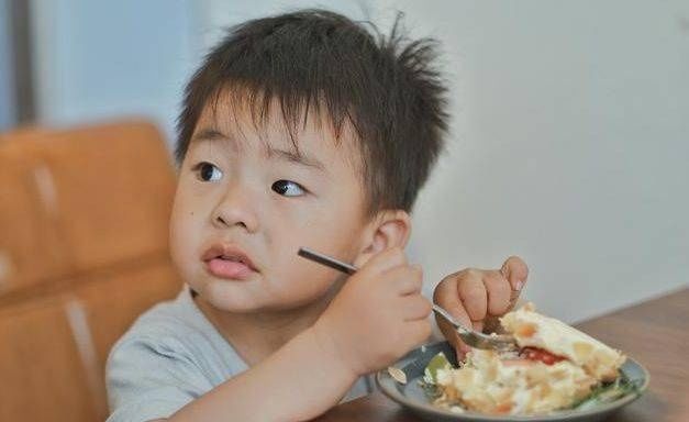 家长|孩子不吃饭该不该“饿一顿”?答案跟你想的不一样,父母别做错了