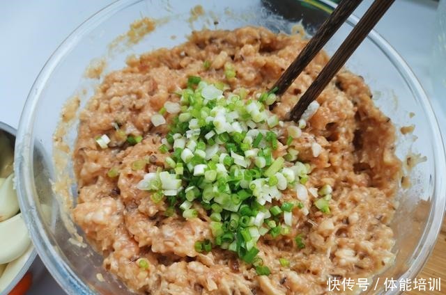 早餐吃包子不用出去买了,自己学会在家做,简单蒸一蒸就可以吃