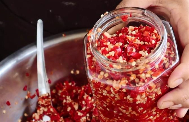 做剁椒酱的季节到了，20年秘制配方告诉你，又香又辣，拌啥都好吃