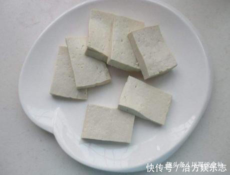 酱油|炖鱼时,别放酱油和醋了,大厨分享1招,鱼肉又鲜又嫩,还不腥