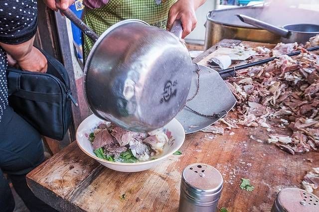 夫妻俩|夫妻俩大集上卖羊肉汤,20元一碗,老乡们每天吃掉8只羊