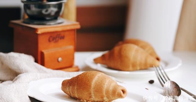 即有着浓浓的咖啡味,又有着黑麦香,日式咖啡黑麦盐面包值得一试