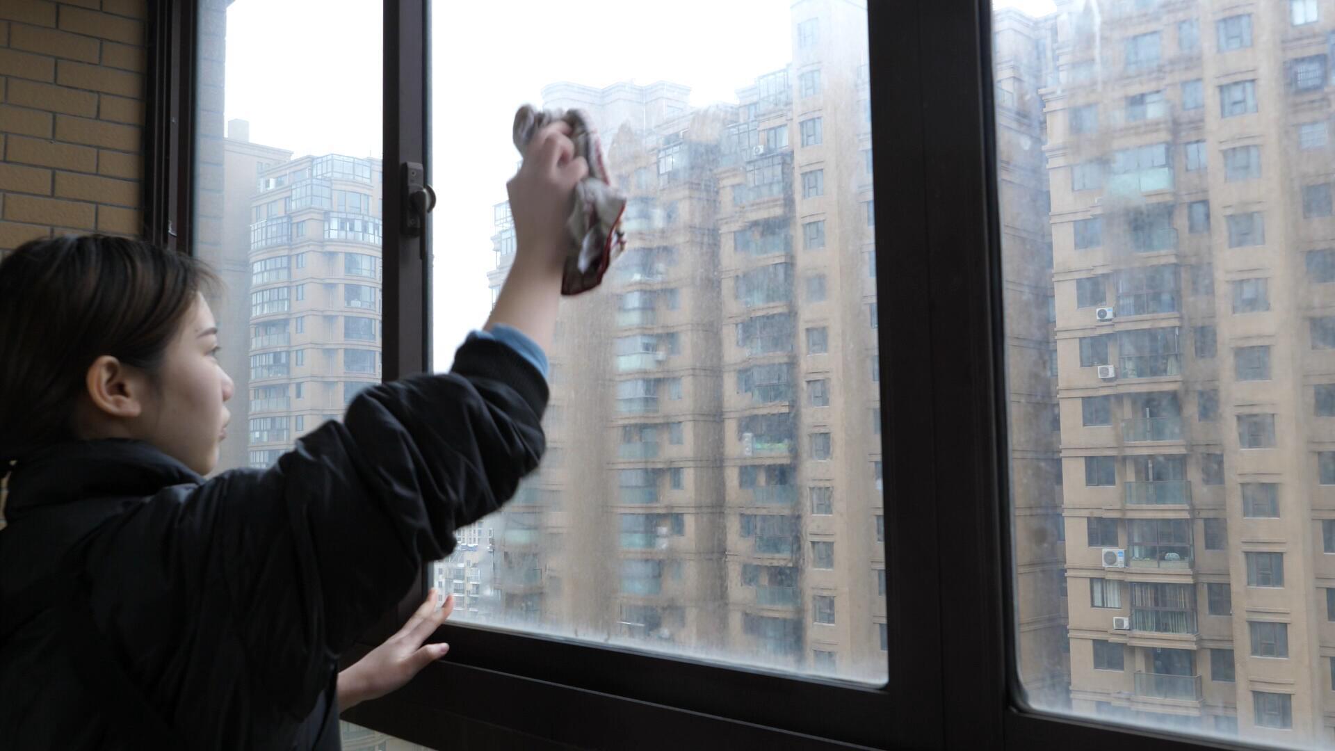 今天才知道，擦玻璃还有这么个窍门，不用一滴水，干净明亮没水渍