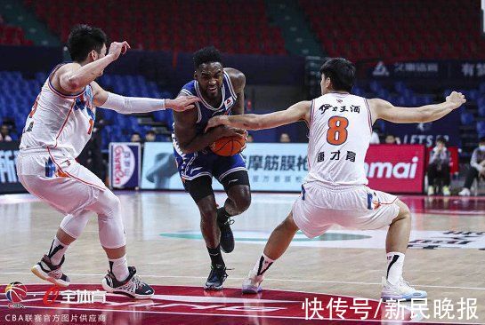 上海久事男篮|富兰克林回勇 上海男篮大胜新疆队