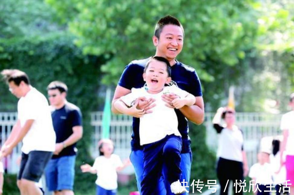 琪琪|爸爸带娃全程鼾声如雷，宝宝当面哭闹也叫不醒，网友：活着就好