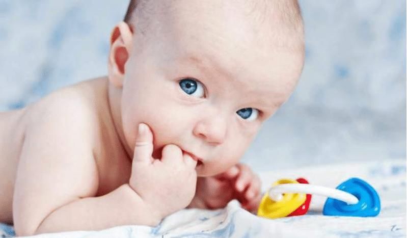 医生|从小爱啃指甲的孩子,长大后会怎样?医生坦言:逃不开这两种结局