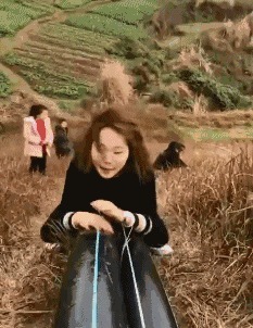 |搞笑GIF段子:美女,开车要握住方向盘不能看帅哥,注意前方有车