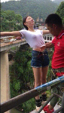 |搞笑GIF:不知道该哭还是笑 一进门看到男友偷用我的东西