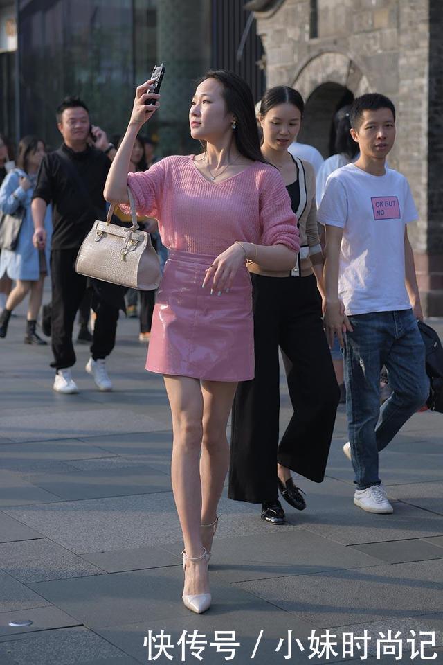 皮裙|浅粉V领蓬松针织衫, 搭配高腰竖纹皮裙, 展现甜美和时尚气息