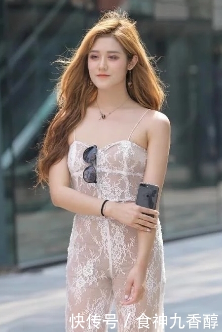 街拍:长相甜美一袭棉织微透连衣裙时尚清纯又美丽