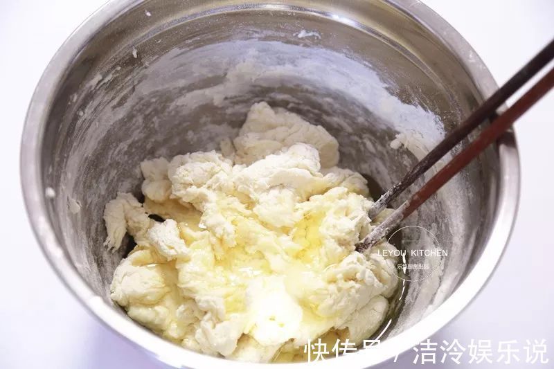 在家做馅饼，和面很重要，照着做馅饼皮薄馅大，放凉了也软软的