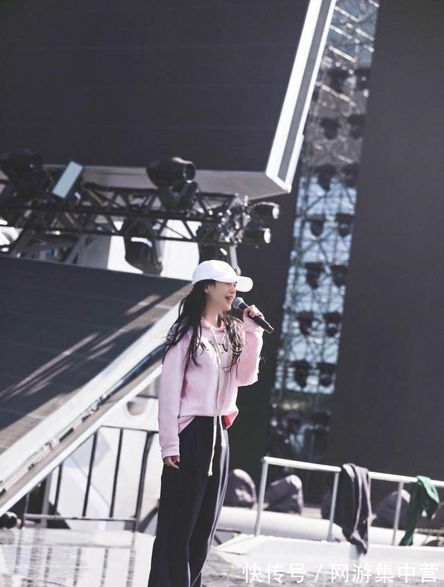 Baby证实录制新一季的跑男,黄白运动裙太嫩,长卷发如娃娃!