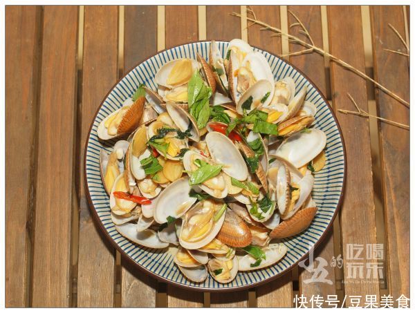 蒜头|爆炒花蛤，必不可少的金不换，加上辣椒、蒜头与酱油，味道超赞