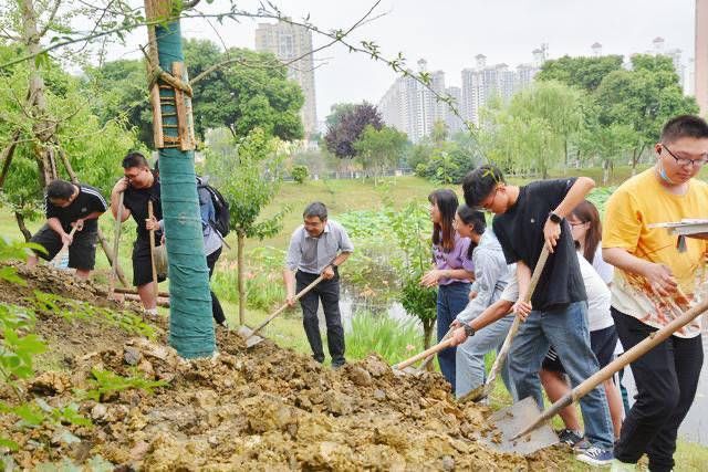 高三|种植纪念树、投放鱼苗……这场高三毕业典礼满满都是爱