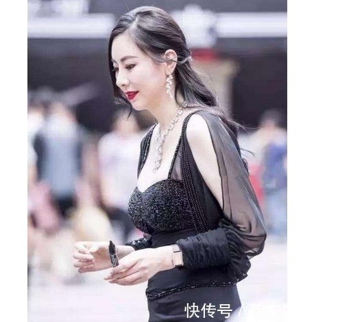 妩媚|街拍:自信高冷妩媚的妹子,造型看起来更有魅力!