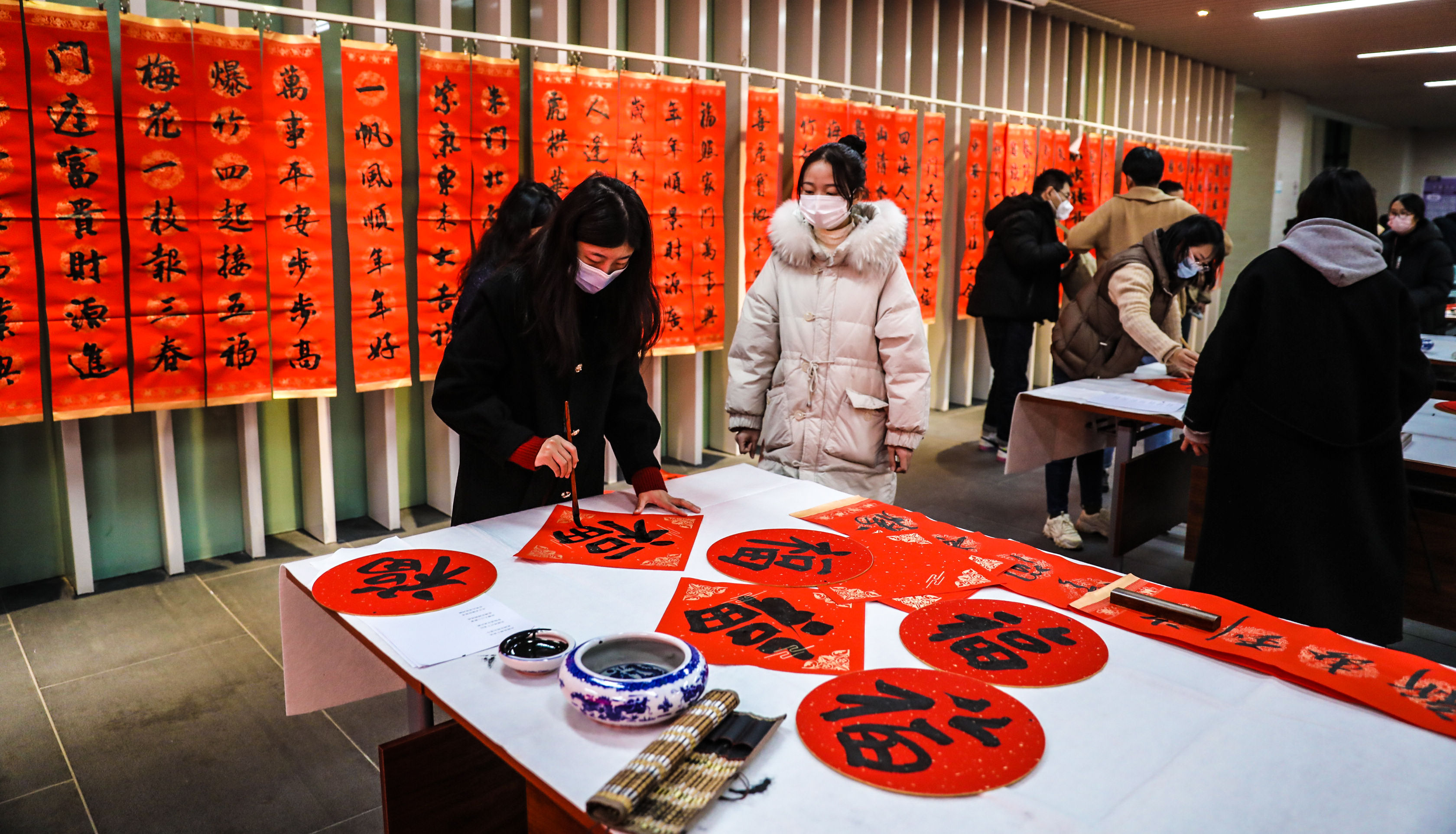 高校@视频|上海市高校“渊雷杯”师生楹联书法作品展举行:把吉祥带回家,将传统留下