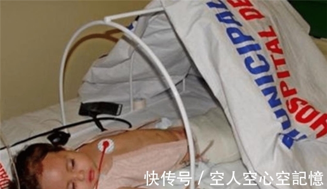 早夭|美国女孩出生患美人鱼症,喜欢在水里,生存十年创造医学奇迹