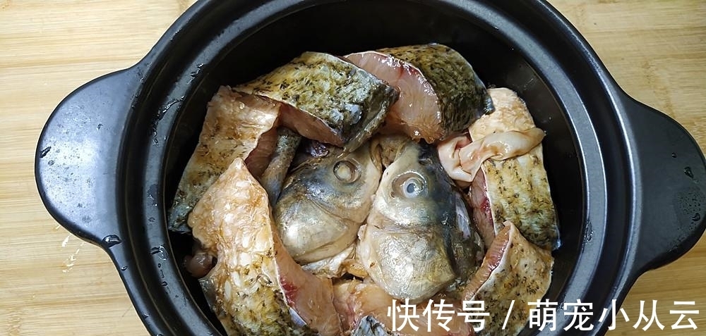 教你做非常简单的砂锅焖草鱼,不用煎也不用油炸,好吃特下饭