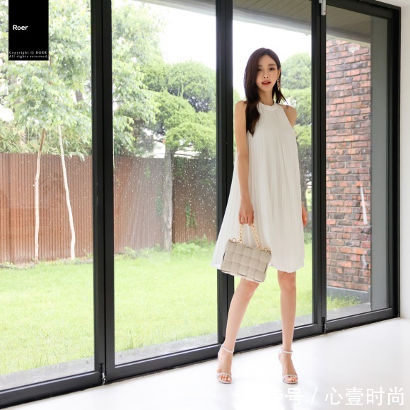 时尚|女神孙允珠高清时尚搭配：梦蕊仙白融雪秋露寒霜折纹裙