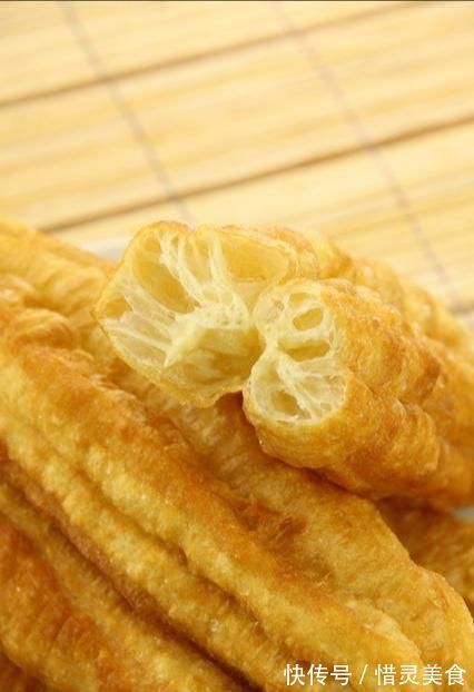 做法|吃了半辈子油条,终于找到最正确的做法,只加一包它,根根都蓬松