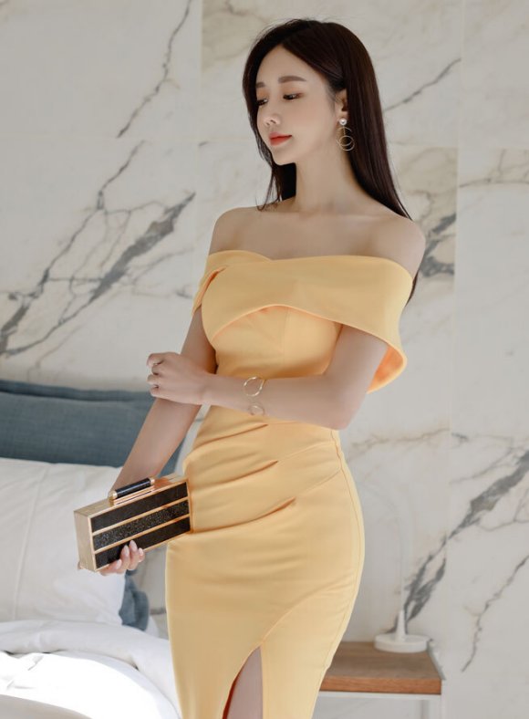 孙允珠气质依然性感迷人，淡黄色一字肩紧身包臀裙，尽显成熟魅力