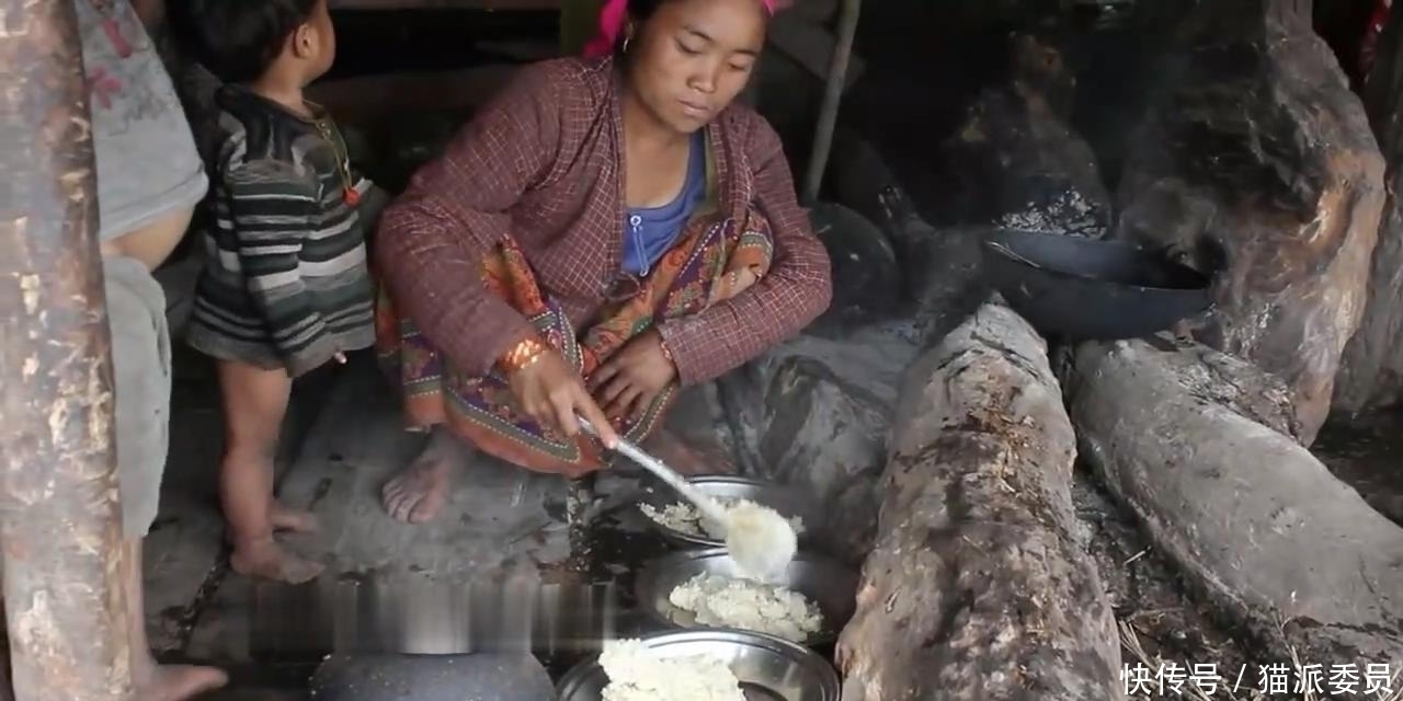 尼泊尔|尼泊尔山区穷人家的生活,房子矮的直不起腰,只吃一个土豆炒蘑菇