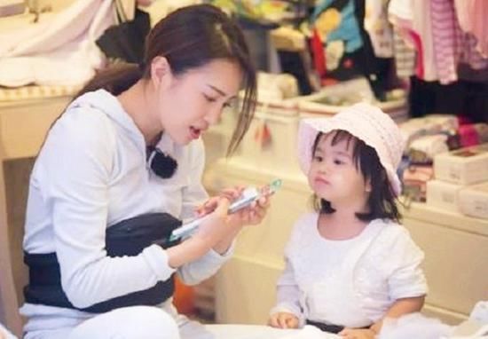 凯凯|婆婆怒斥儿媳,抱小孩儿就不能做饭儿子的做法引众人点赞