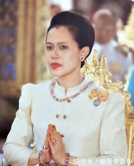 诗丽吉王后 诗丽吉的红宝石项链真不少,甚至还有传家宝,诗妮娜也戴过祖传的!