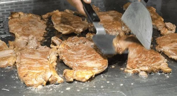 油脂和烧烤的香气形成丰富的口感层次