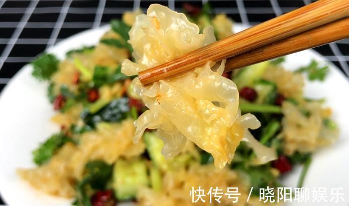 夏天|夏天多吃银耳,做成凉拌菜,爽口开胃,比银耳汤都美味,快试试