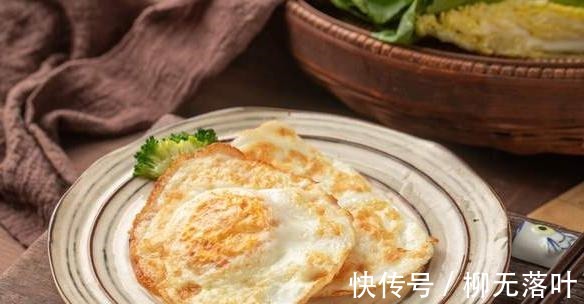 不粘锅|油煎荷包蛋,用凉油还是热油教你4个窍门,酥脆完整不粘锅!