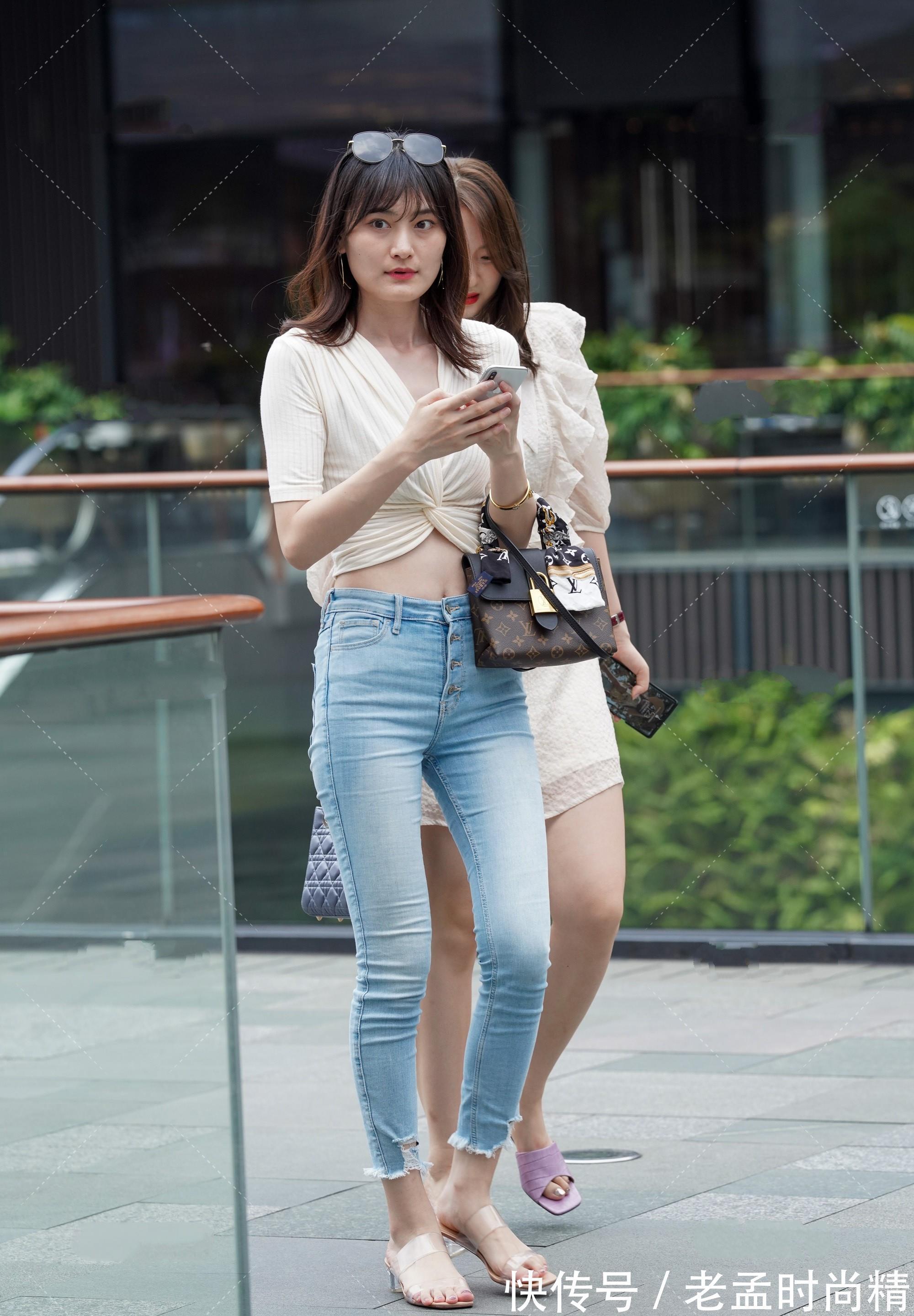 隐形|时尚街拍：夏季常见穿衣搭配，短袖和牛仔裤，简单又好看