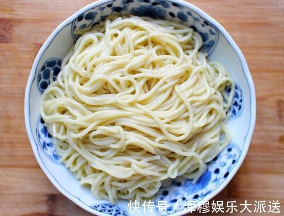 炒面也能在家做，鲜香入味又好吃，简单易学上手快