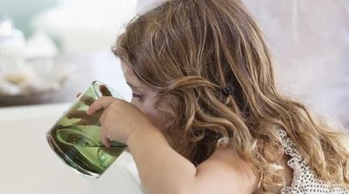 脾胃|给娃喝水会导致积食?妇幼主任:给孩子喝水,3个时间点需躲开