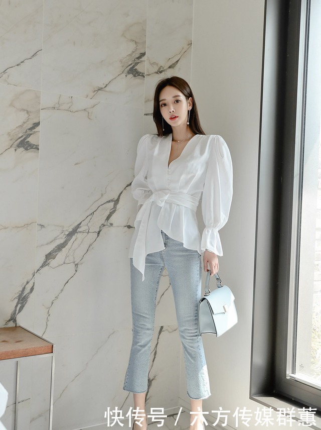 孙允珠|孙允珠时尚穿搭白纯色上衣,显得貌美肤白