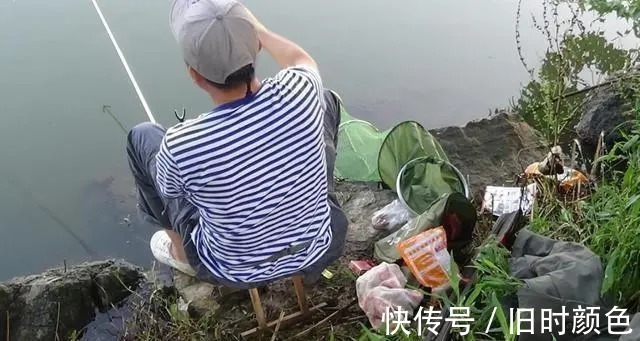 水库作钓要学会这样去打窝，简单好用渔获多！莫不信，高手们都这么做
