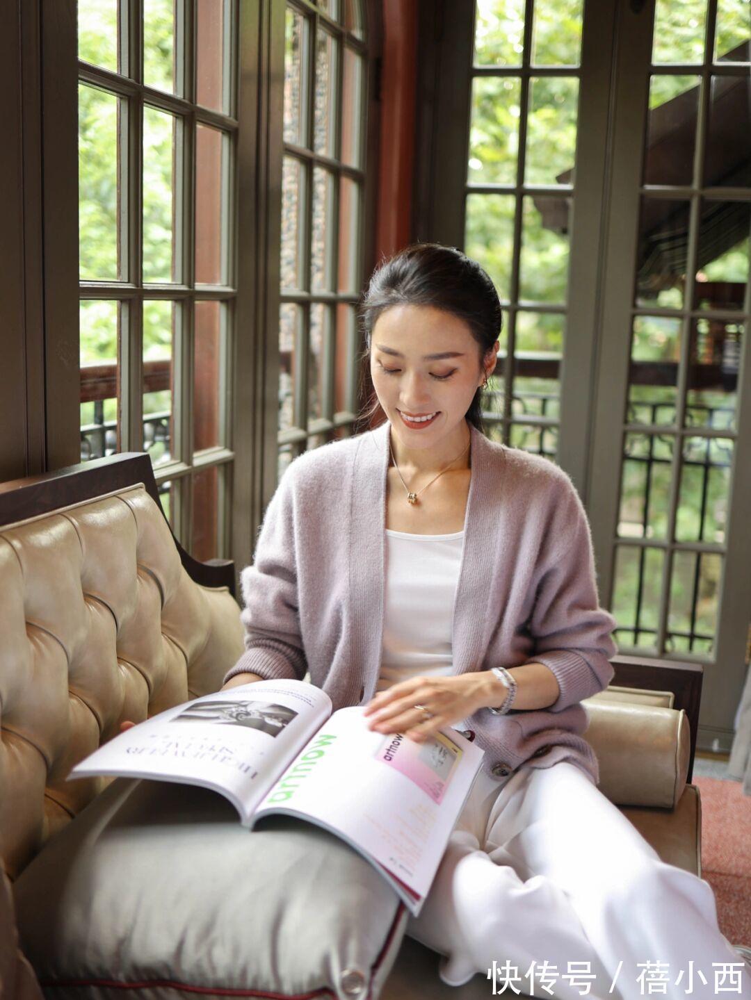 紫色 “针织开衫”才是永不过时的春季单品,时髦又高级,谁穿谁优雅