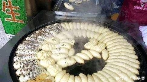 没吃过|路边阿姨卖小吃,两元一个,一天卖一万元,没吃过你就out了