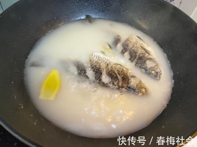 味鲜|熬鲫鱼汤，记住“2不放2窍门”，汤白味鲜无腥味，全家都爱喝