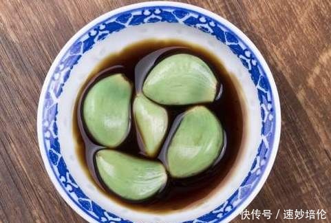 腊八节腌腊八蒜,别着急加醋,教你一招,大蒜绿得快,5天就能吃