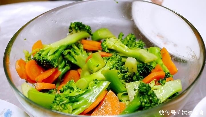 凉拌西兰花时,不要直接下锅煮了,多做一步,杀菌消毒去除虫子