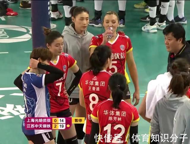 金软景|半决赛负于江苏女排,金软景不愿坐替补席,对主教练一脸不满意