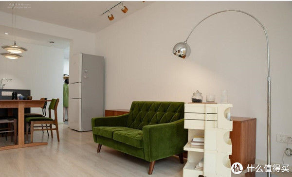 客厅|80后太太的“穷装”新居火了,大白墙不吊顶,却被评为最美盐系家