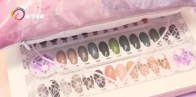 价格少则十元，多则上百元，儿童化妆品销售“走俏”，真的安全吗？