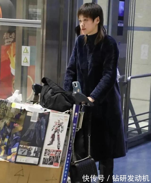 吴莎|刘翔牵手妻子吴莎出行,留学生发型好减龄,穿T恤又素颜像极学生!