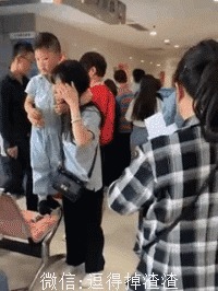 |搞笑GIF趣图:休想碰我男朋友!妹子你这也太快了吧!